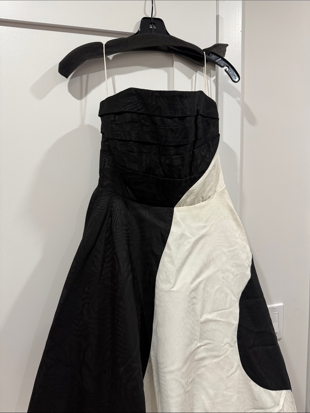 Alice + Olivia Black and White Bridgette Strapless Colorblock Ball Gown - Picture 4 of 13